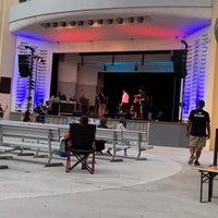 รูปภาพถ่ายที่ North Shore Bandshell โดย Lucas F. เมื่อ 10/13/2019