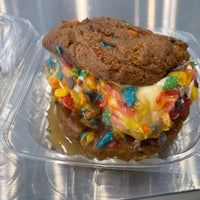 Foto scattata a Cathy’s Gourmet Ice Cream Sandwiches da TJ il 5/27/2022