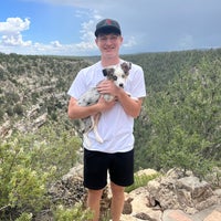 Foto diambil di Walnut Canyon National Monument oleh Michelle G. pada 8/11/2022