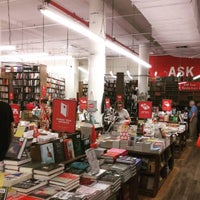 Das Foto wurde bei Strand Bookstore von Tom M. am 8/19/2015 aufgenommen