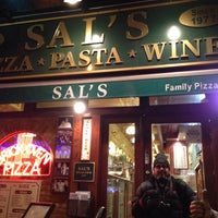 Foto scattata a Sal&amp;#39;s Little Italy da Andre R. il 1/18/2015