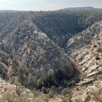 Foto diambil di Walnut Canyon National Monument oleh Amy S. pada 1/25/2025