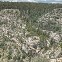 Foto diambil di Walnut Canyon National Monument oleh Donna K. pada 10/12/2021