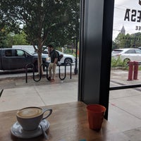 Foto tirada no(a) Condesa Coffee por Allie U. em 10/19/2018