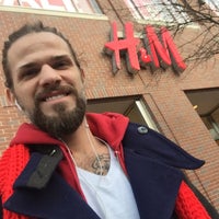 Foto diambil di H&amp;amp;M oleh Daniel D. pada 12/31/2015