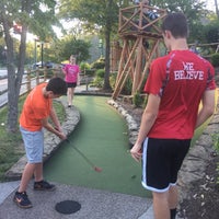 Снимок сделан в Ripley&amp;#39;s Davy Crockett Mini Golf пользователем Mark K. 7/30/2017