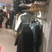 Foto diambil di H&amp;amp;M oleh Mesa D. pada 12/26/2015