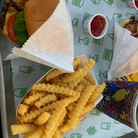 Photo taken at Shake Shack by Maria Camila C. on 12/5/2023