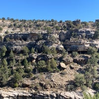 Foto diambil di Walnut Canyon National Monument oleh Amanda L. pada 10/17/2020