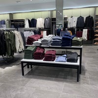 Foto diambil di H&amp;amp;M oleh Rico N. pada 1/1/2019