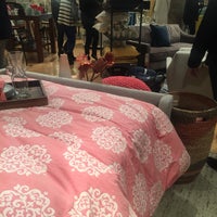 Foto tomada en West Elm  por Sarah B. el 2/14/2015