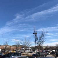 Foto scattata a Edgewood Retail District da Todd M. il 1/24/2018