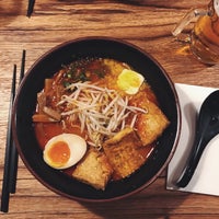 Foto diambil di Momo Ramen oleh Julian X. pada 10/20/2018