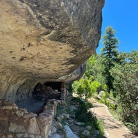 Foto diambil di Walnut Canyon National Monument oleh Ammie H. pada 5/28/2023