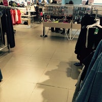 Foto diambil di H&amp;M oleh Chamas P. pada 2/15/2015