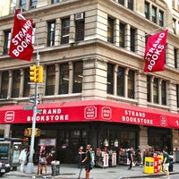 Das Foto wurde bei Strand Bookstore von The Corcoran Group am 7/18/2013 aufgenommen