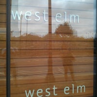 Foto tomada en West Elm  por Matt S. el 9/3/2012