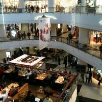 12/27/2011 tarihinde Kim S.ziyaretçi tarafından Lenox Dining Pavilion (Food Court)'de çekilen fotoğraf