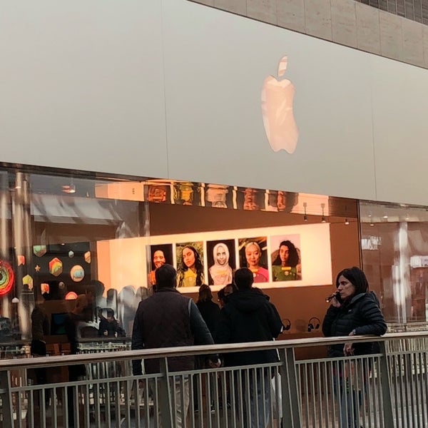 Photo taken at Apple Lenox Square by Charles P. on 1/15/2018