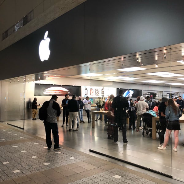 Photo taken at Apple Lenox Square by Charles P. on 10/30/2018