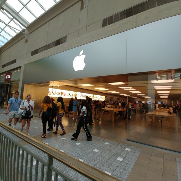 Photo taken at Apple Lenox Square by Terrence on 8/8/2018