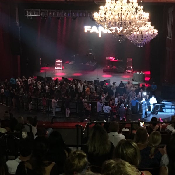 รูปภาพถ่ายที่ The Fillmore Miami Beach at The Jackie Gleason Theater โดย Cara Cara O. เมื่อ 8/15/2018