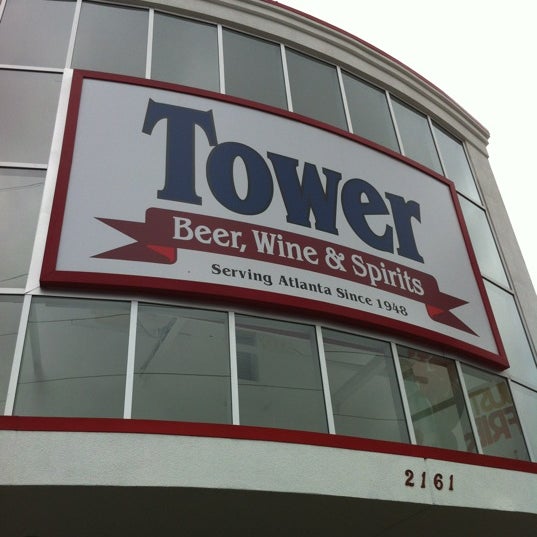 Photo prise au Tower Beer, Wine &amp; Spirits par Ed A. le10/8/2012