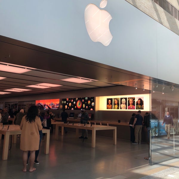 Photo taken at Apple Lenox Square by Grayson on 3/13/2018