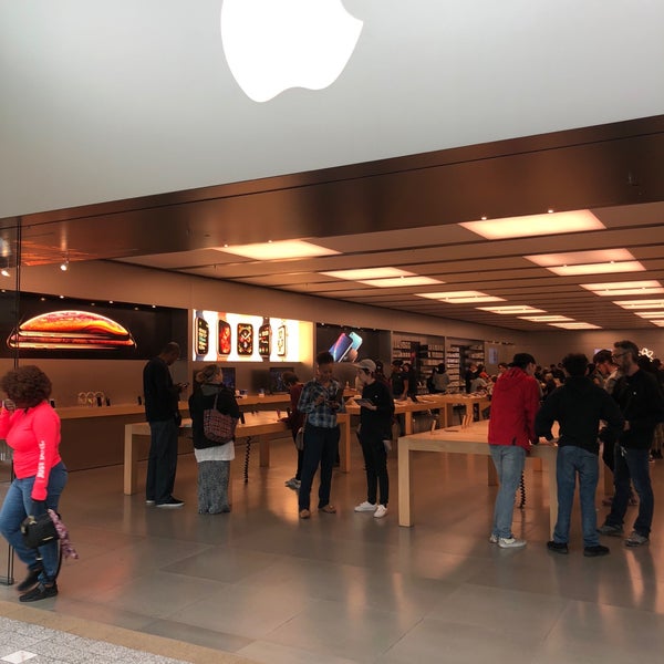 Photo taken at Apple Lenox Square by RΔBΔSZ ✄17. on 10/26/2018