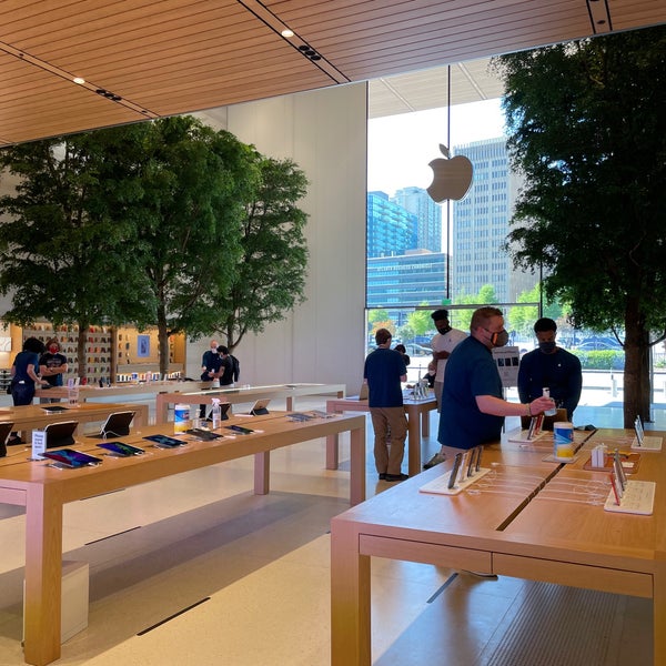 Photo taken at Apple Lenox Square by Christian O. on 4/5/2021