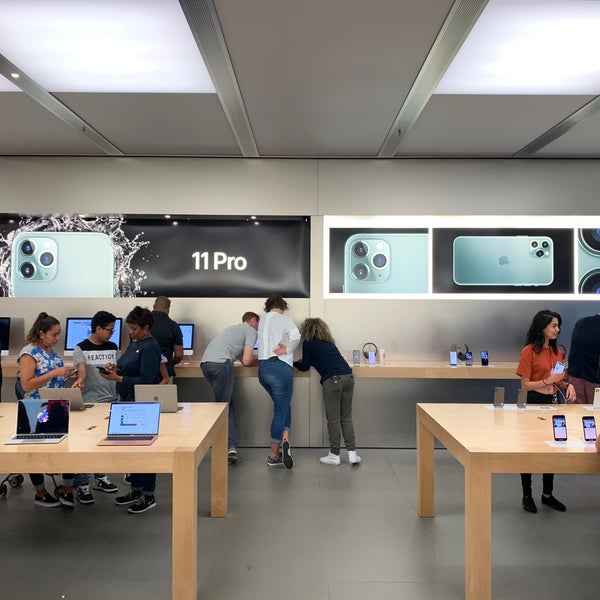 Photo taken at Apple Lenox Square by Christian O. on 9/21/2019