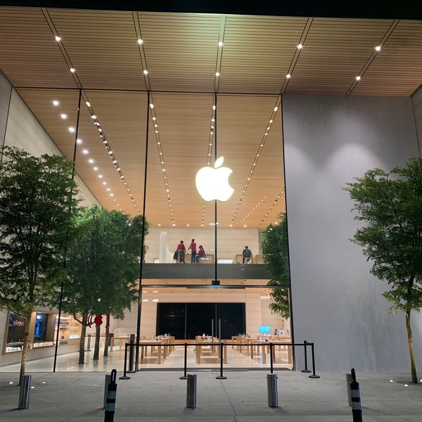 Photo taken at Apple Lenox Square by Andres C. on 12/4/2020