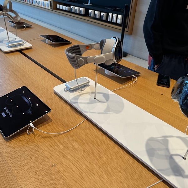 Photo taken at Apple Lenox Square by Sang-jun J. on 6/17/2024