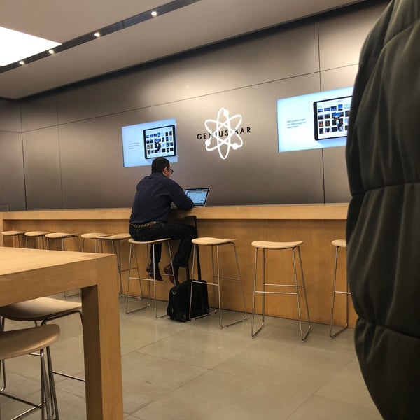 Photo taken at Apple Lenox Square by iB on 3/8/2018