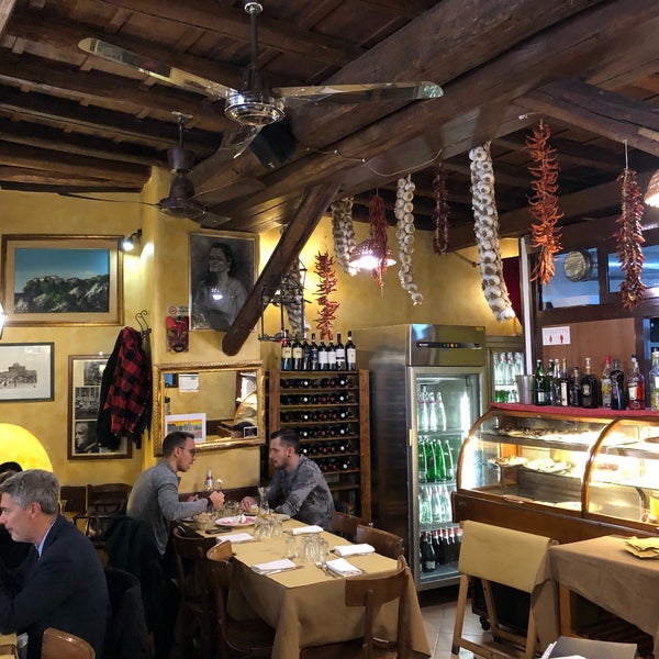 Osteria in Trastevere; prezzi nella media. Ottimo ambiente e carbonara favolosa.