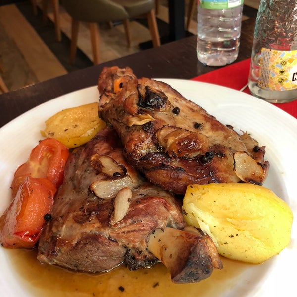 Cordero al horno muy bueno. Las paellas deliciosas. La música es un plus.