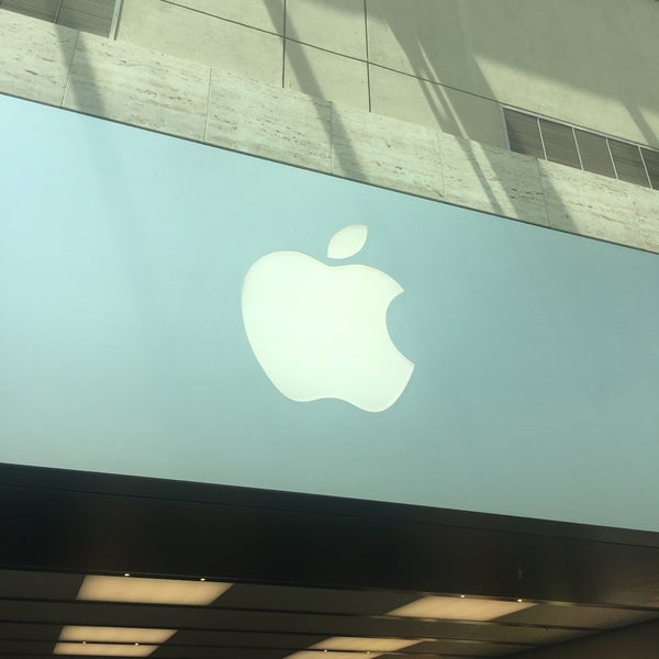 Photo taken at Apple Lenox Square by Alan M. on 5/18/2019