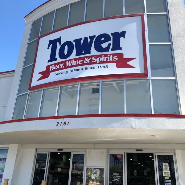 Photo prise au Tower Beer, Wine &amp; Spirits par Carlton M. le3/20/2019