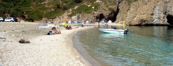 Armyrichi Beach is one of Lugares favoritos de Giorgos.