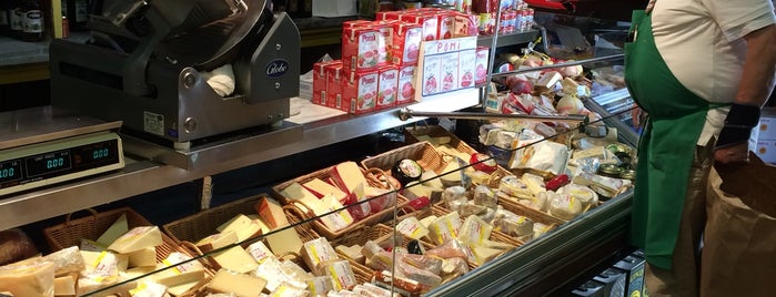 Molinari Delicatessen is one of Restaurant To-Do List 2.