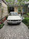 BMW e34 
1998 yil 
Rangi oq
Holati yahshi 
Gaz bor 4 pakaleniya dakume