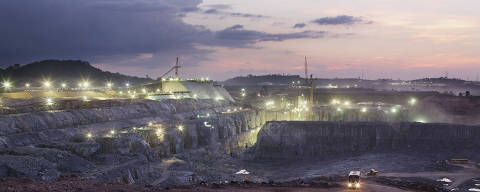 ESPECIAL BELO MONTE - Altamira, Para. 02/09/3013. Vista noturna da canteiro de obras do sitio Belo Monte, onde esta sendo construida a casa de forca principal da hidreletrica de Belo Monte no rio Xingu. (Foto: Lalo de Almeida/ Folhapress, MERCADO ) ***EXCLUSIVO FOLHA ***  Não usar sem a autorização da SR ***