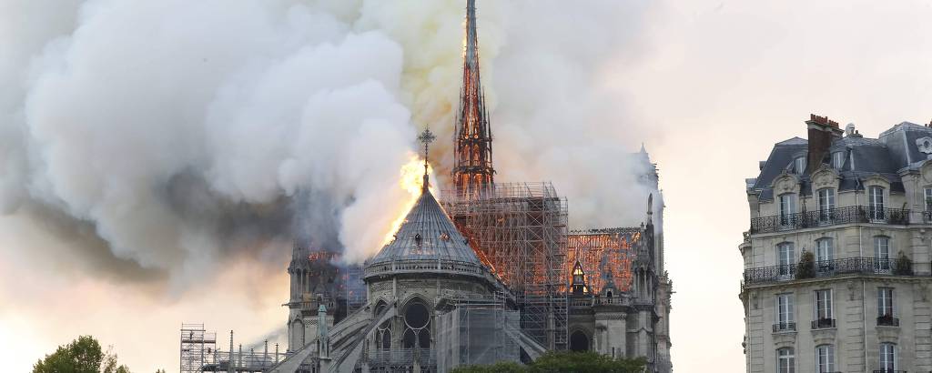 Catedral Notre-Dame é atingida por incêndio nesta segunda (15)