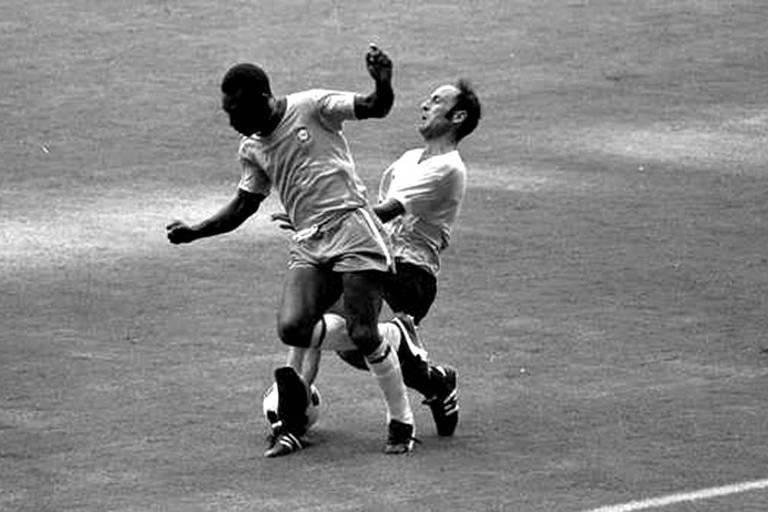 Pelé desfere uma cotovelada no uruguaio Dagoberto Fontes na semifinal da Copa do Mundo de 1970, no México