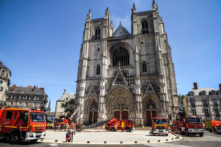 Polícia trata incêndio a catedral francesa do século 15 como criminoso