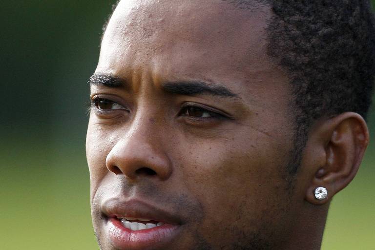 Robinho entrega passaporte à Justiça enquanto aguarda decisão do STJ