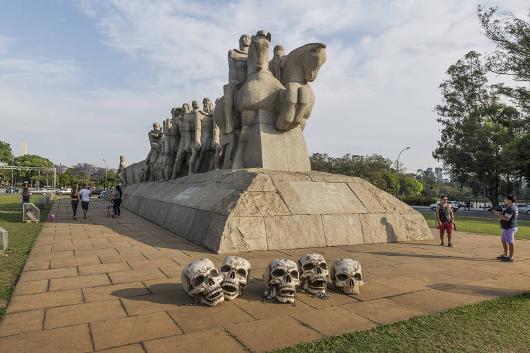 Obra de Junae Andreazza no Monumento às Bandeiras, no parque do Ibirapuera