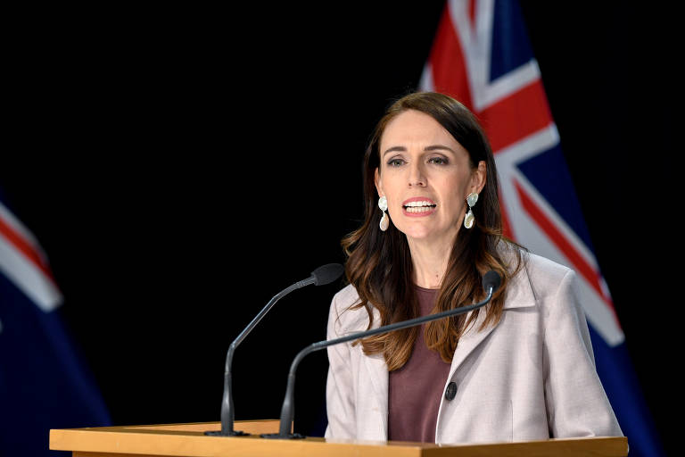 Jacinda Ardern xinga opositor na Nova Zelândia sem atentar para microfone ligado