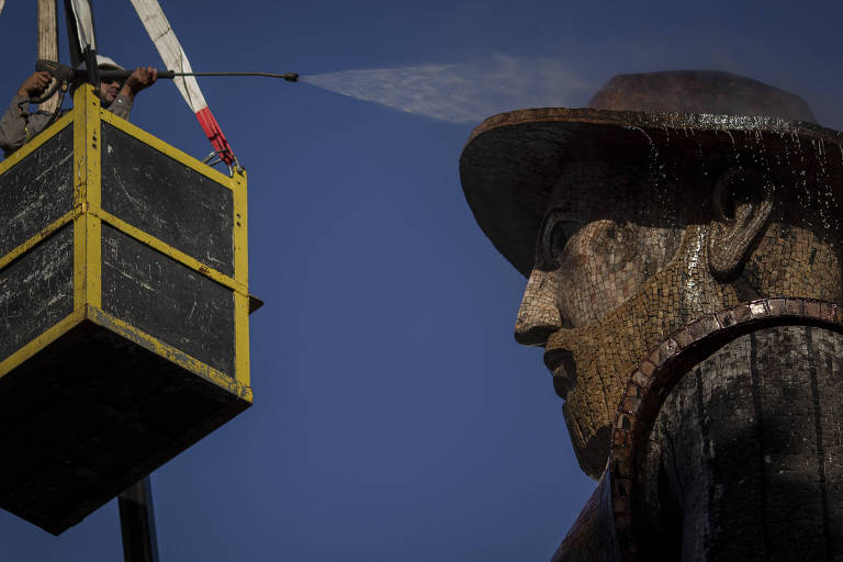 Funcionários fazem limpeza da estátua do Borba Gato, incendiada por manifestantes