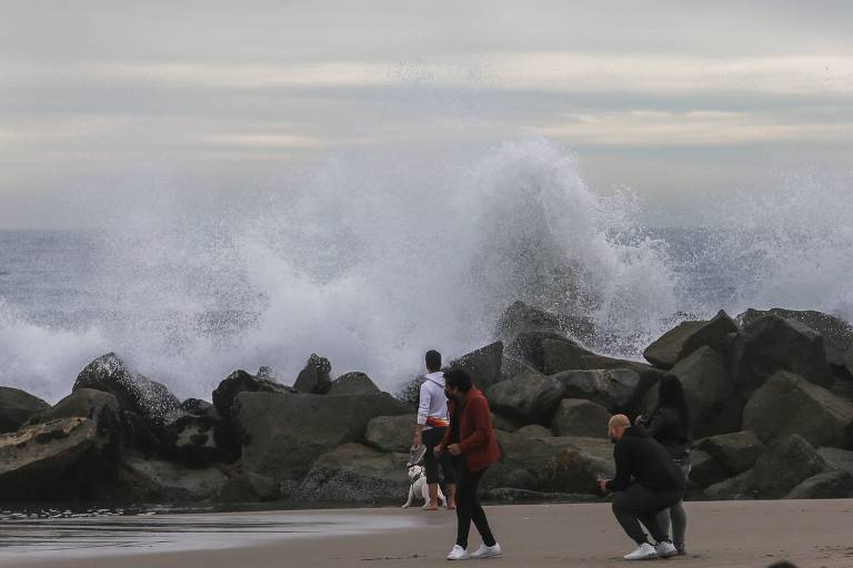 Tsunami em Tonga derruba internet, telefone e abastecimento de água